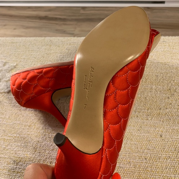 Brand new never worn Ferragamo red silky heels 7B - Picture 7 of 7